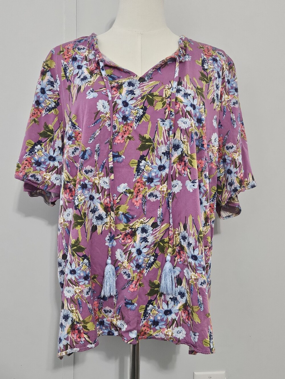 D&Co. Denim & Company Size L Rayon Pink Floral Open Tasseled Neck Women's Short-